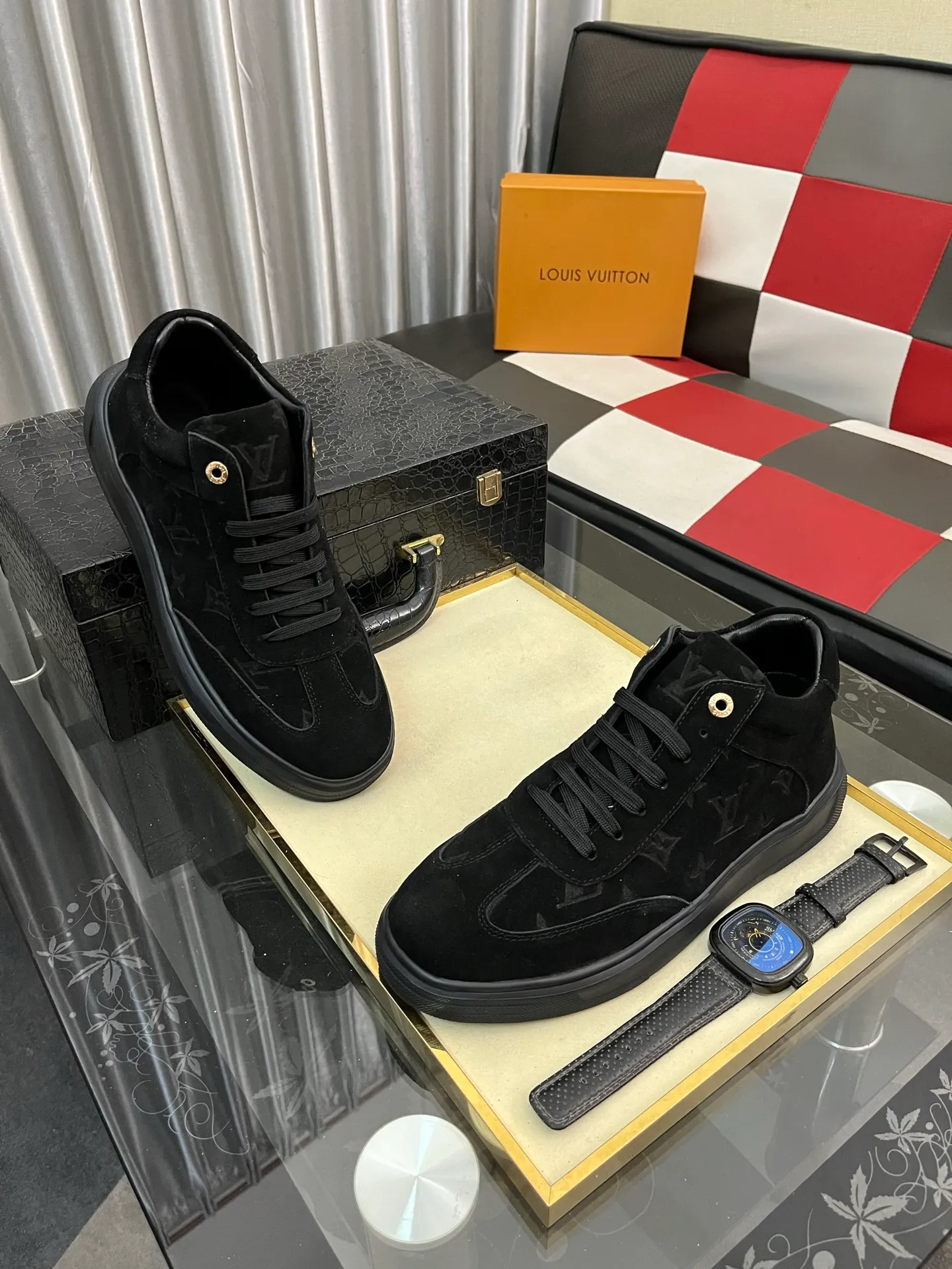 Ex-factory price: 420⌚️⌚️《Louis vuitton/LV Louis Vuitton》original quality.~ Unique modern style sneakers. 🏃A must-have casual shoe for trendy men😍😍 Original brand imported from Italy, imported original leather, cowhide lining (refuses to discolor and grind feet) sole: original sole provided by the original factory, French lazy style design ⚠️Fit to the feet, original quality, super comfortable original sole. Code number: 38-443️⃣Colors available